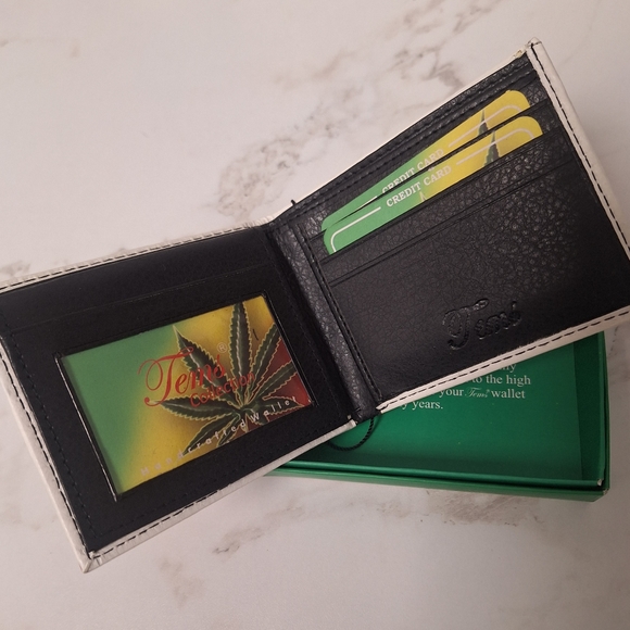 Weed themed wallet- New in package - Picture 2 of 2